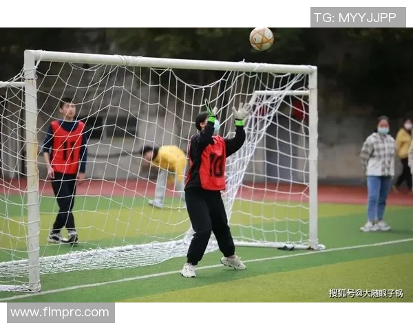 足球垫脚杀事件引发热议球场安全与运动员保护亟待重视